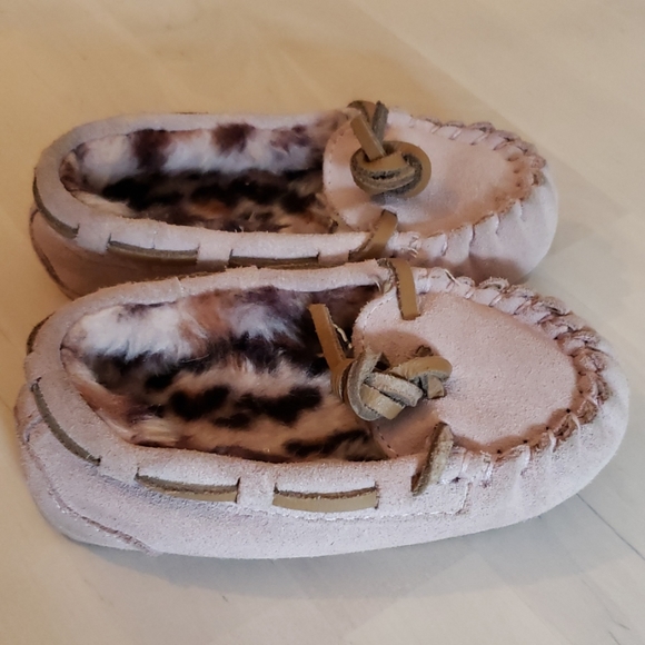 Fuzzy moccasins house shoes - Picture 2 of 8